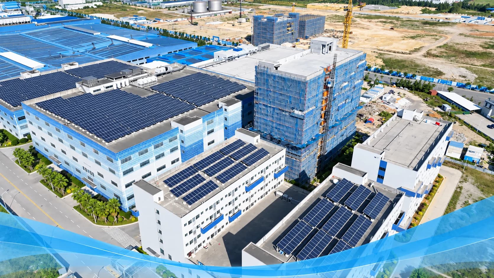 Industriegebäude mit Photovoltaikanlagen
