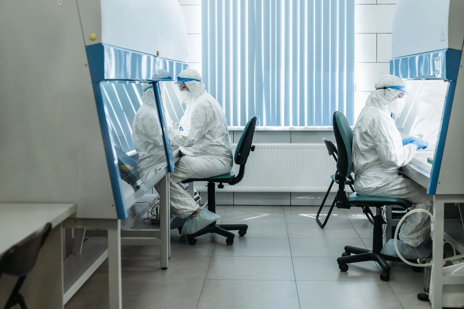 Laborarbeit an Sicherheitswerkbänken in Schutzkleidung