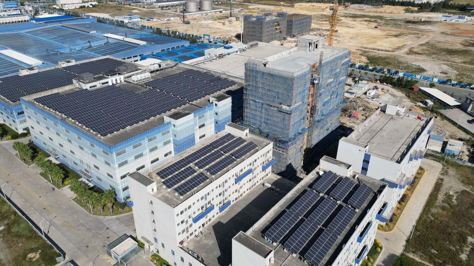 Industriegebäude mit Photovoltaikanlagen aus der Luft