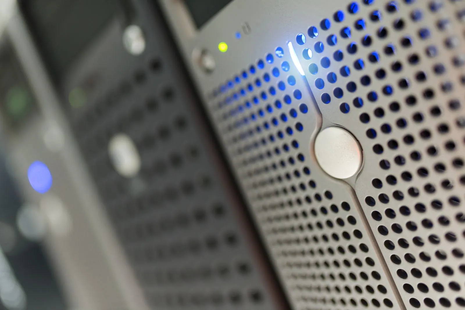 Detail einer Server-Infrastruktur mit Betriebsanzeigen